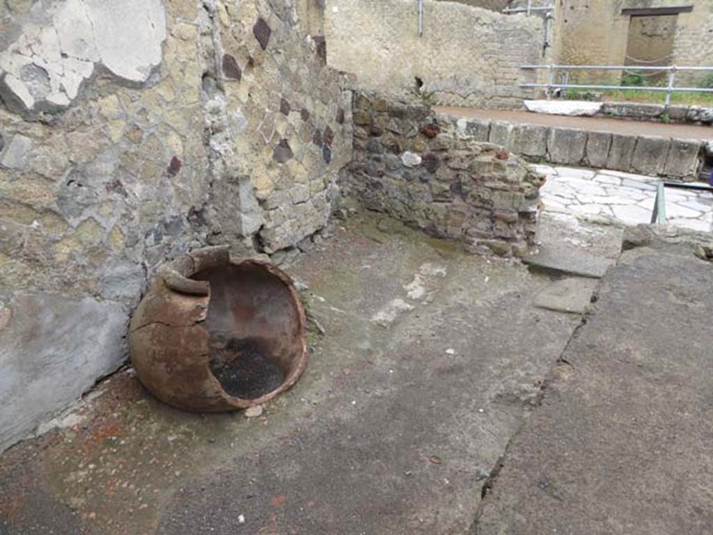 IV.17, Herculaneum, October 2015. Looking east across north side of bar-room. Photo courtesy of Michael Binns.