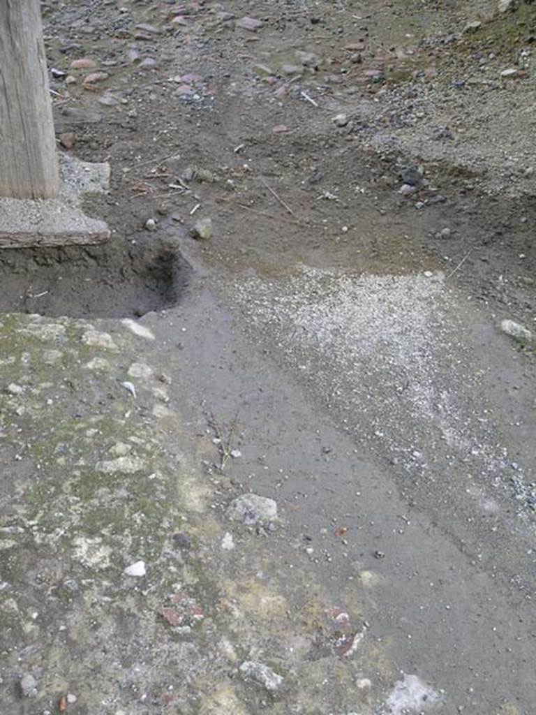 IV.17, Herculaneum, May 2004. Floor at rear of bar. Photo courtesy of Nicolas Monteix.