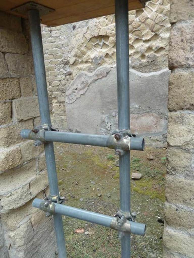 IV.17, Herculaneum, September 2015. 
Doorway in south-west corner of bar-room leading to vestibule separating the bar-room from the owner’s dwelling, see IV.18, room 9.
