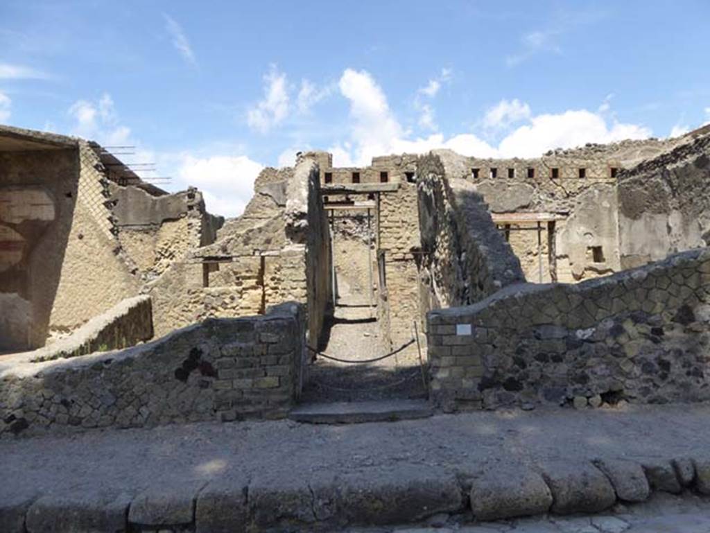 IV.18, Herculaneum, September 2015. Looking towards entrance doorway on west side of Cardo V, Inferiore.  Photo courtesy of Michael Binns.
