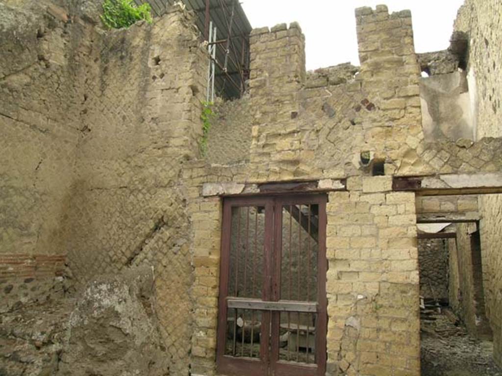 IV.19, Herculaneum, June 2005. Looking towards south-west corner and west wall.
Photo courtesy of Nicolas Monteix.

