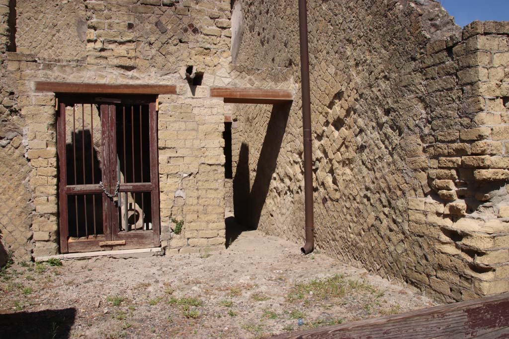 IV.19 Herculaneum. September 2019. Looking towards west wall and corridor to rear, in north-west corner. 
Photo courtesy of Klaus Heese.
