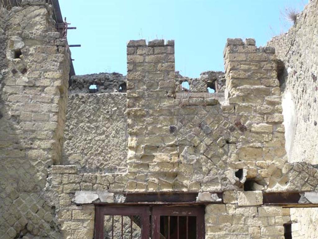 IV.19 Herculaneum. August 2013. Upper west wall. Photo courtesy of Buzz Ferebee.