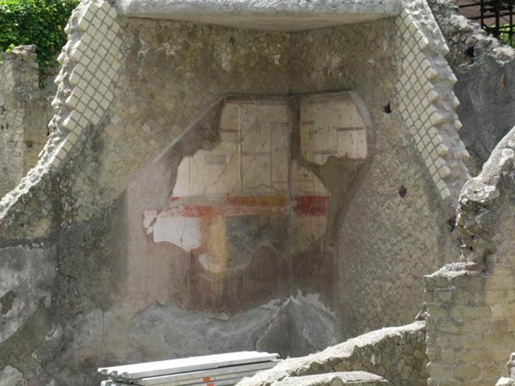 IV.19, Herculaneum, May 2006. Room 2, detail of painting from south-west corner.
Photo courtesy of Nicolas Monteix.
