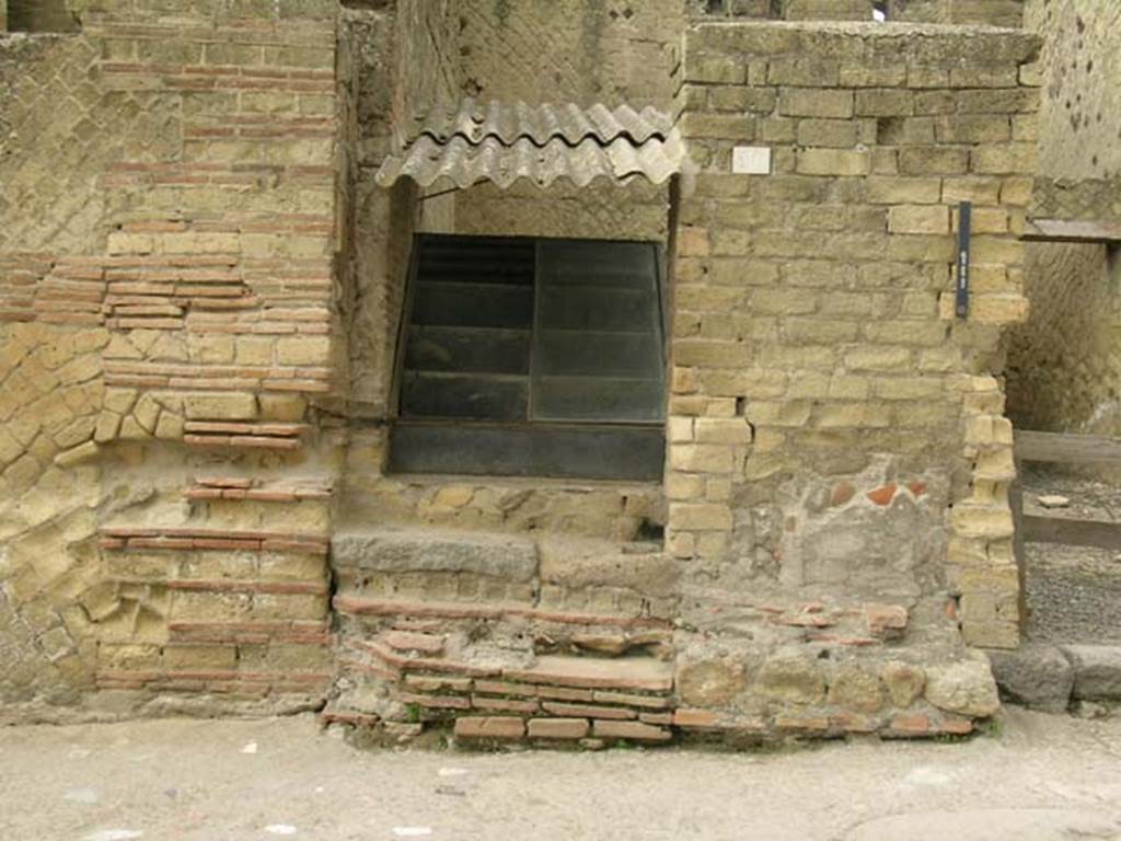 IV.20, Herculaneum, June 2005. Looking west to front faade with steps. Photo courtesy of Nicolas Monteix.