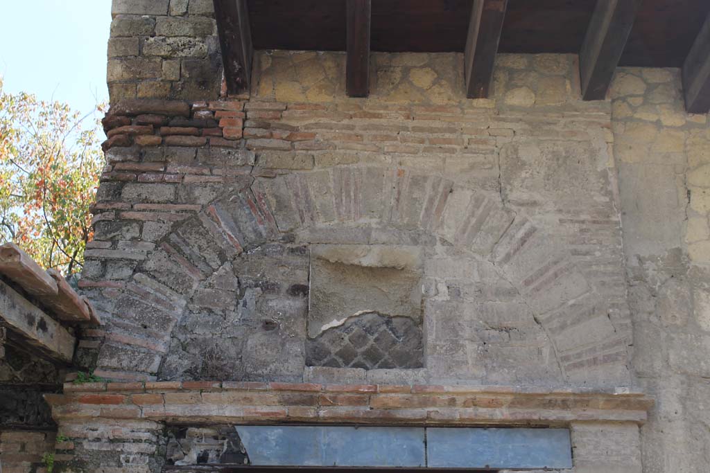 V.2 Herculaneum. March 2014. Detail from above doorway.
Foto Annette Haug, ERC Grant 681269 DÉCOR.

