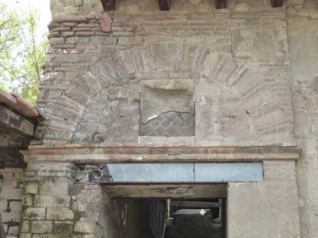 V.2, Herculaneum. May 2010. Detail from above doorway.