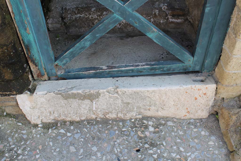 V.2 Herculaneum. March 2014. Doorway to steps to upper floor, on east side of Cardo IV Superiore.
Foto Annette Haug, ERC Grant 681269 DÉCOR.
