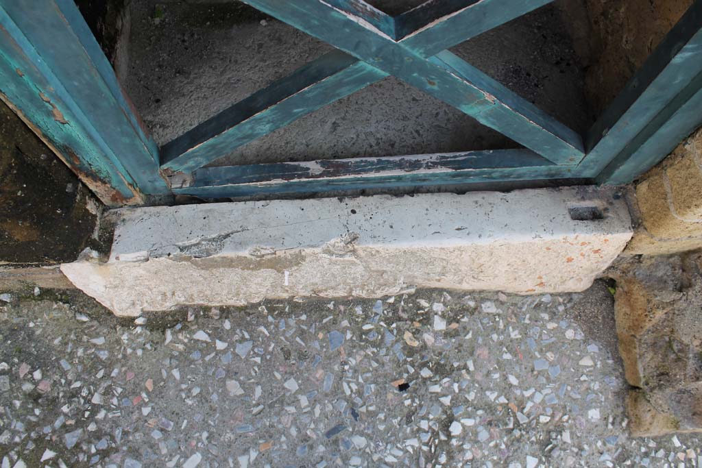 V.2 Herculaneum. March 2014. Detail of threshold of doorway to steps to upper floor.
Foto Annette Haug, ERC Grant 681269 DÉCOR.
