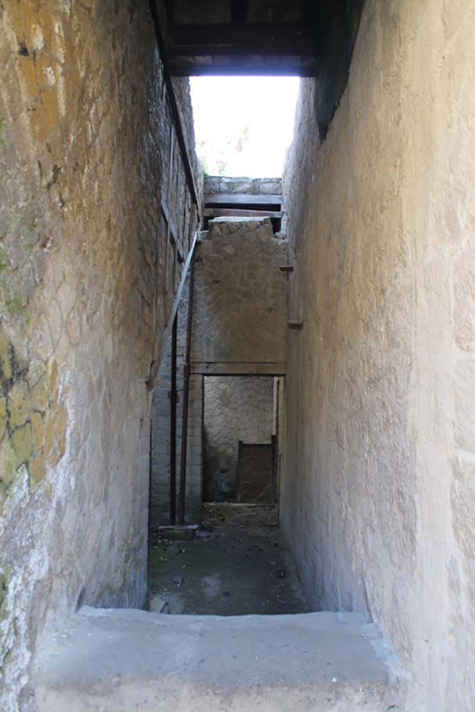 V.2 Herculaneum. March 2014.  
View from doorway above stone steps, which would have been the steps to upper floor.
Foto Annette Haug, ERC Grant 681269 DÉCOR.
