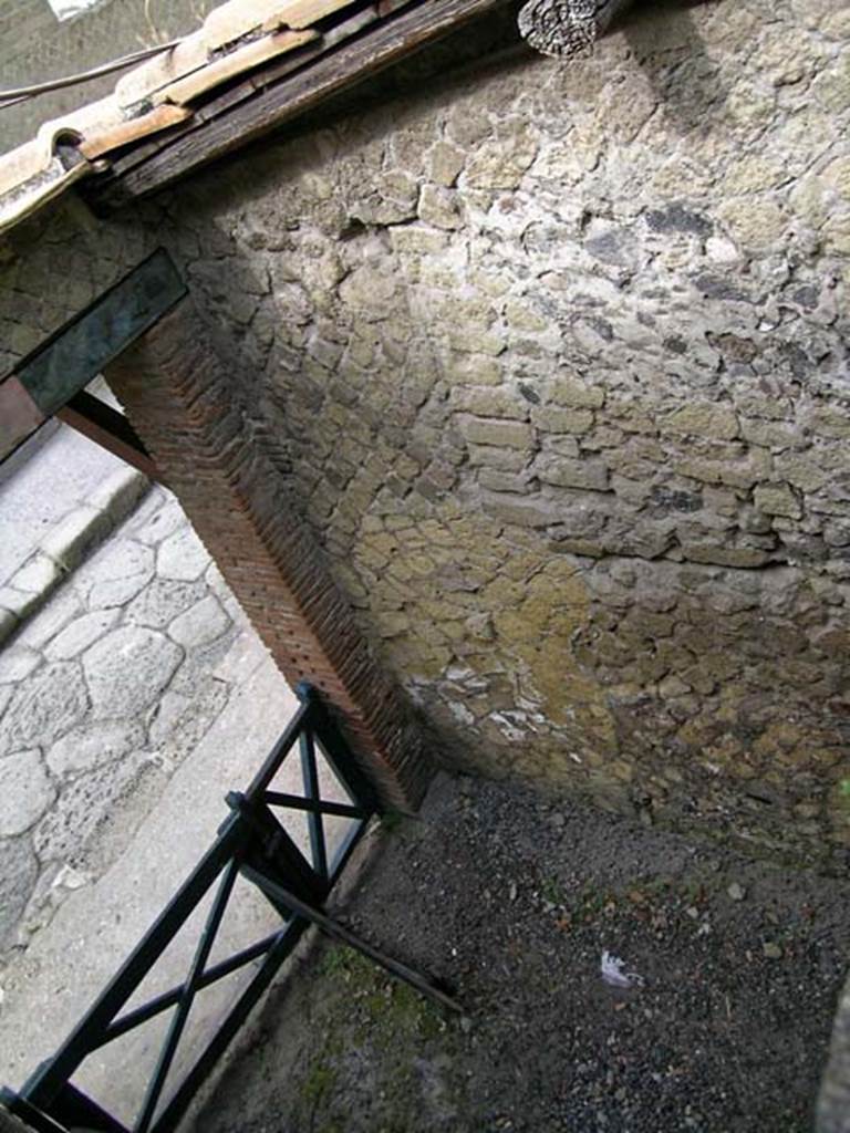 V.3, Herculaneum, May 2005. Entrance corridor, room B, north wall at entrance doorway. 
Photo courtesy of Nicolas Monteix.
