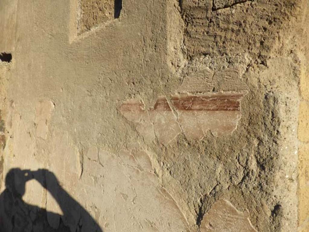 Ins. V 5, Herculaneum, September 2015. Remains of painted plaster on north side of entrance doorway.