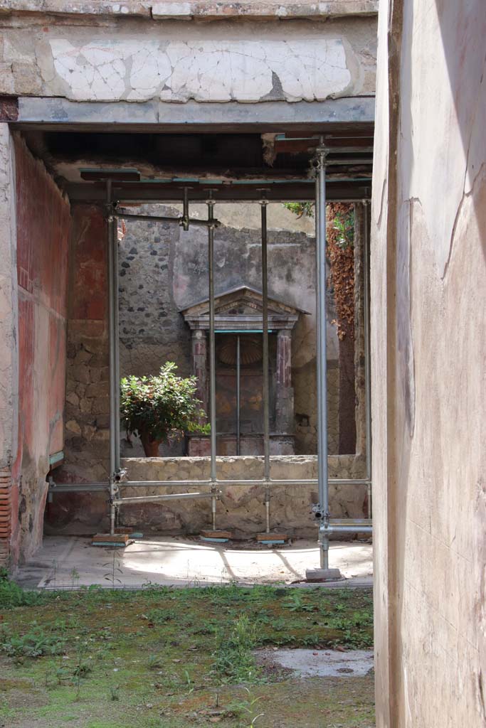 V.5 Herculaneum, September 2017. Looking east from entrance corridor towards north/east end of tablinum. 
Photo courtesy of Klaus Heese. 
