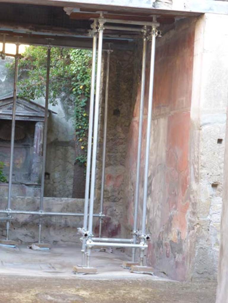 V 5, Herculaneum, September 2015. South wall of tablinum, on right. In the mosaic flooring, on the left, the central marble emblema can just be seen. 
