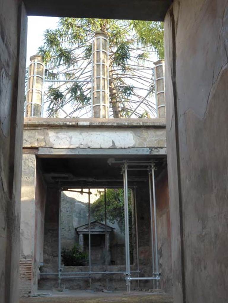 V.5 Herculaneum, September 2015. Looking through tablinum to small courtyard garden with aedicula shrine.