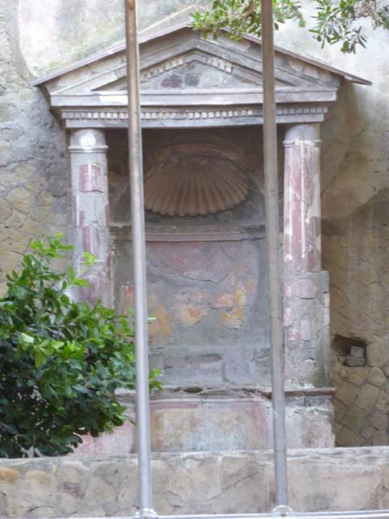 V.5 Herculaneum, September 2015. Aedicula shrine in small garden area.