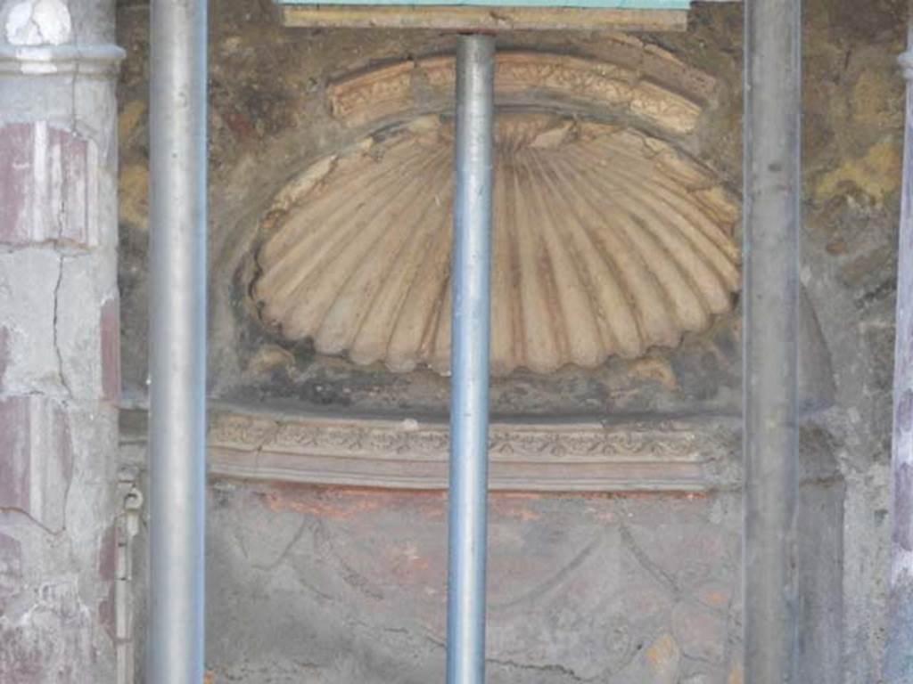 V.5 Herculaneum, May 2018. Detail of decorated niche of aedicula shrine.  Photo courtesy of Buzz Ferebee.