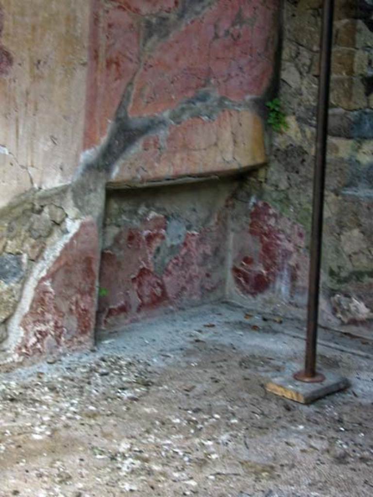 V.5, Herculaneum. May 2003. Room 1, recess in triclinium. Photo courtesy of Nicolas Monteix.

