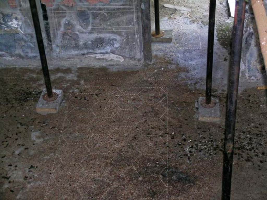 V.5, Herculaneum. May 2004. Room 2, flooring. Photo courtesy of Nicolas Monteix.