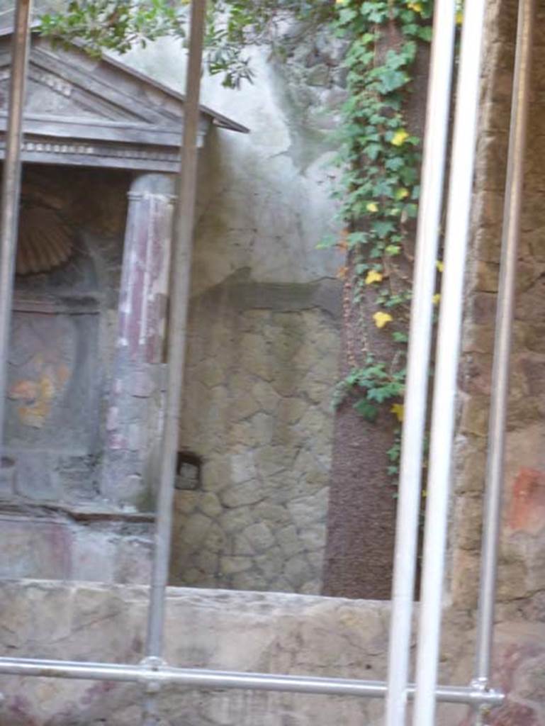 V.5 Herculaneum, September 2015. Garden room 9. Looking towards south end of east wall.