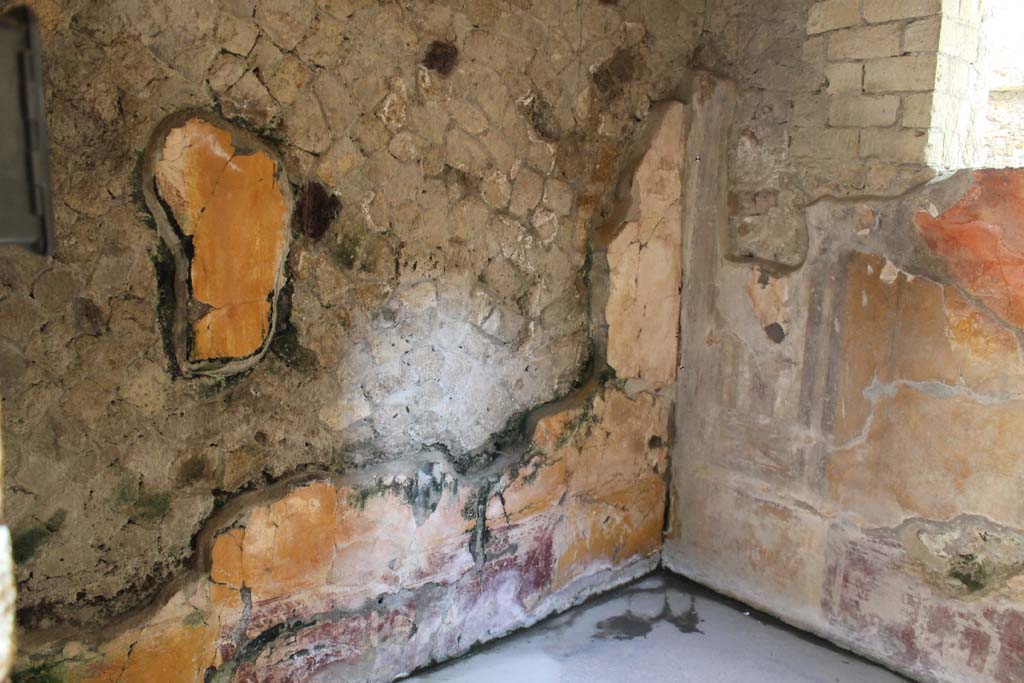 V.7 Herculaneum, March 2014. Looking towards north-east corner of room in north-east corner of atrium.
Foto Annette Haug, ERC Grant 681269 DÉCOR.

