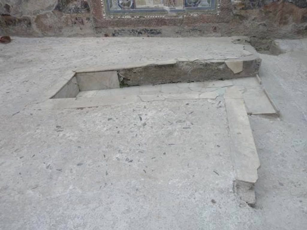 Ins. V 7, Herculaneum, September 2015. Looking towards triclinium in internal courtyard.