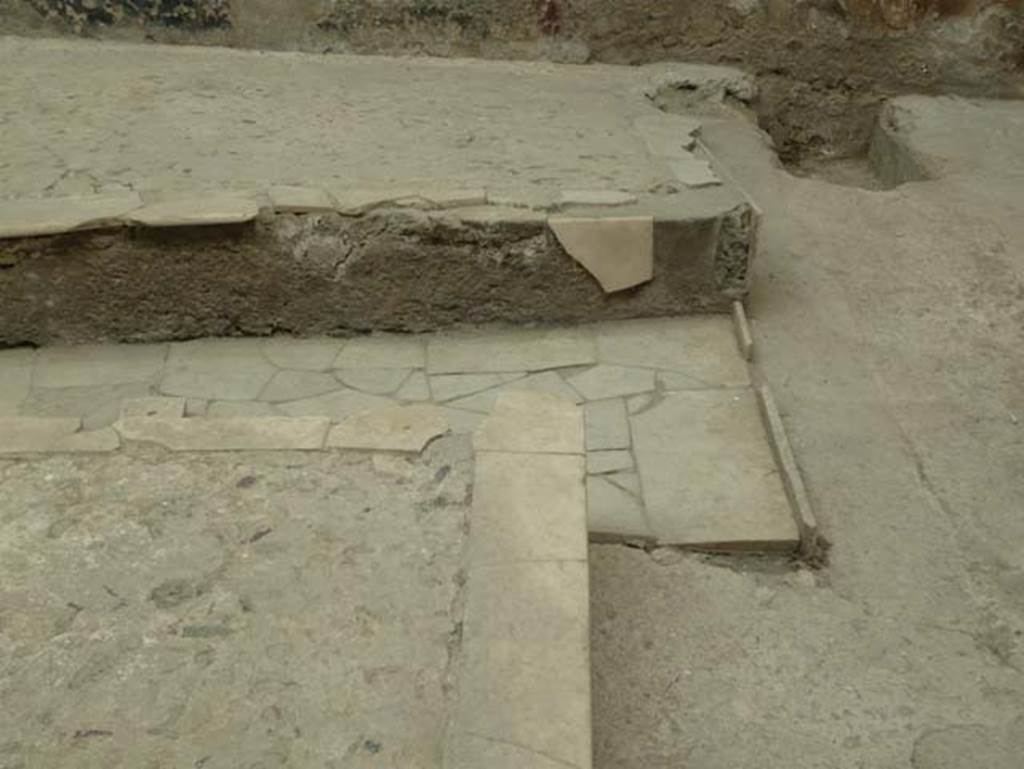 V.7, Herculaneum. August 2013. Detail of triclinium in internal courtyard. Photo courtesy of Buzz Ferebee.

