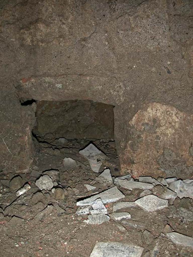 V.7, Herculaneum. September 2003. Cistern tank in triclinium, looking east. 
Photo courtesy of Nicolas Monteix.
