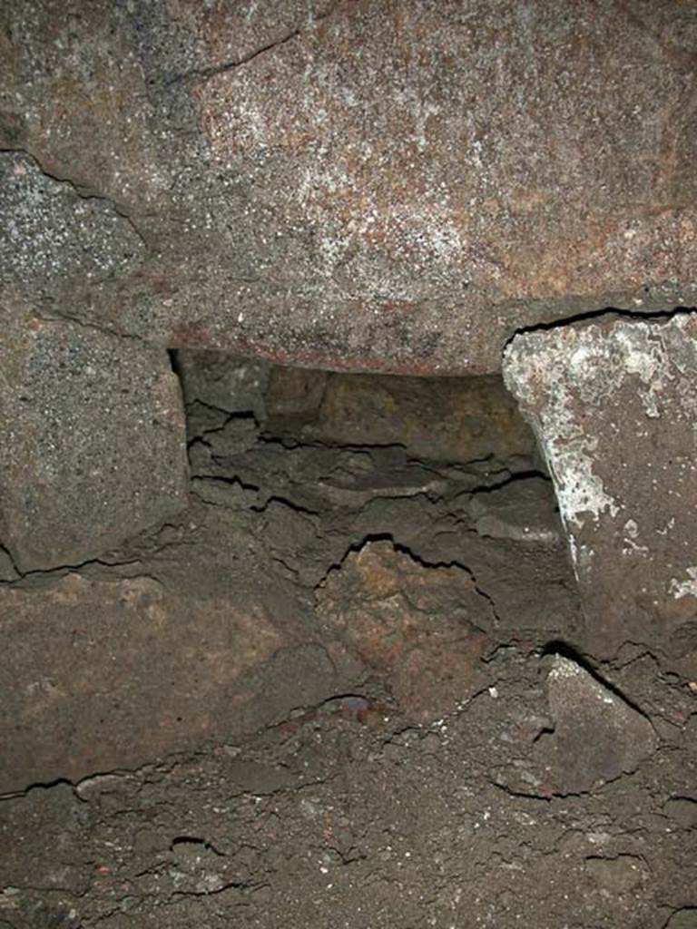 V.7, Herculaneum. September 2003. Cistern tank in triclinium, looking west.   
Photo courtesy of Nicolas Monteix.

