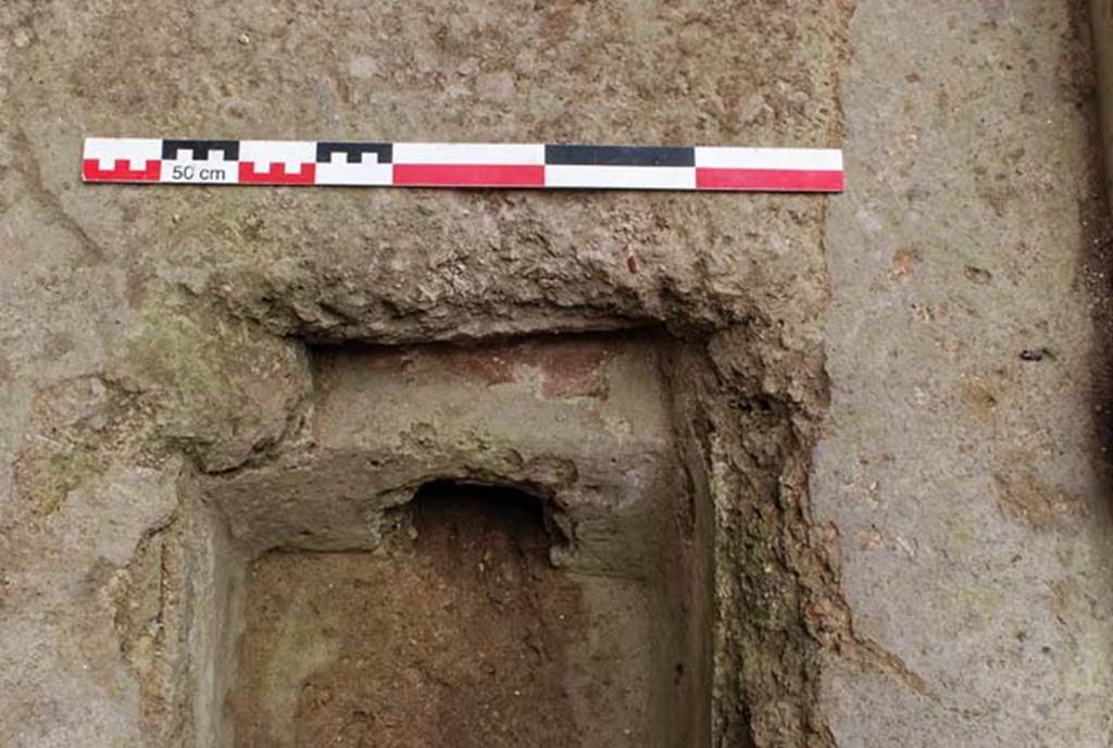 V.7, Herculaneum. November 2008. Looking west, detail from near east wall of internal courtyard.
Photo courtesy of Nicolas Monteix.
