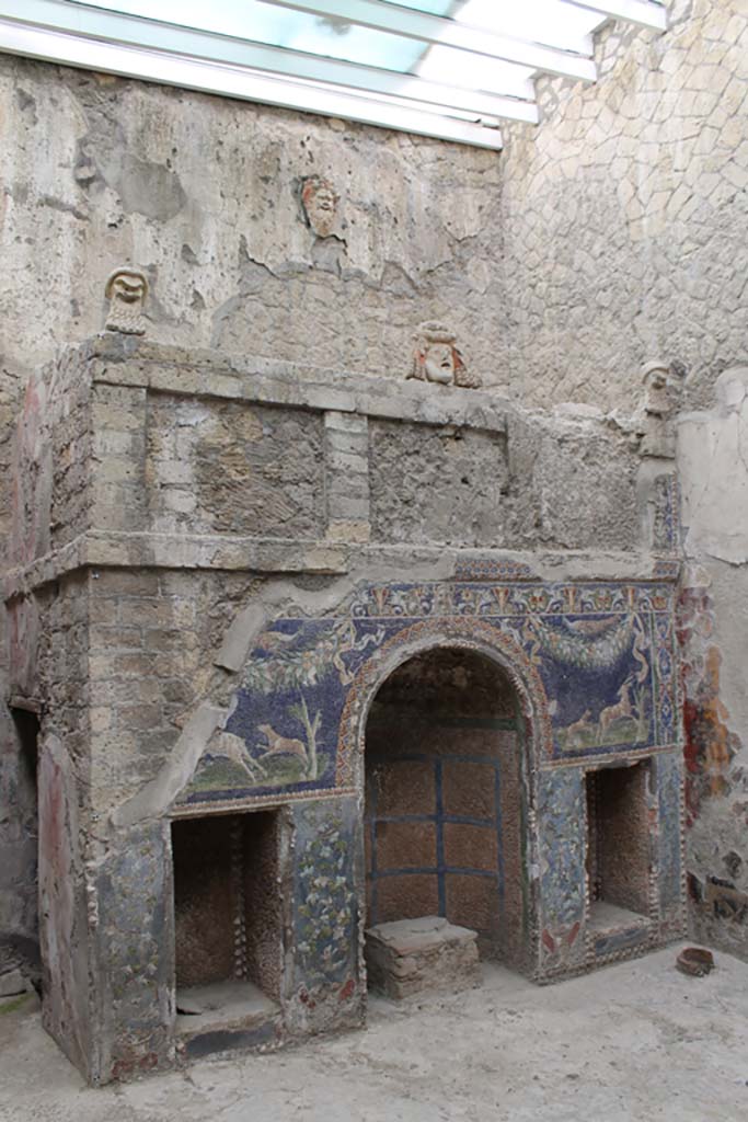 V.7 Herculaneum, March 2014. 
Looking towards north wall of internal courtyard.
Foto Annette Haug, ERC Grant 681269 DÉCOR.


