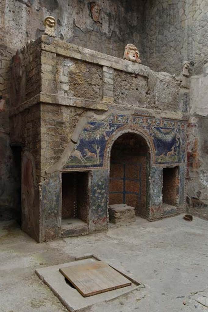 V.7 Herculaneum, May 2011. North wall and north-east corner of internal courtyard.
Photo courtesy of Nicolas Monteix.
