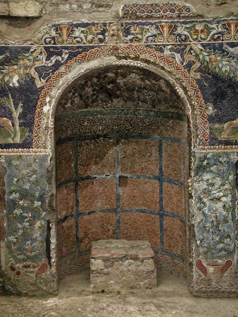 V.7, Herculaneum. September 2003. Niche on north wall of internal courtyard.
Photo courtesy of Nicolas Monteix.
