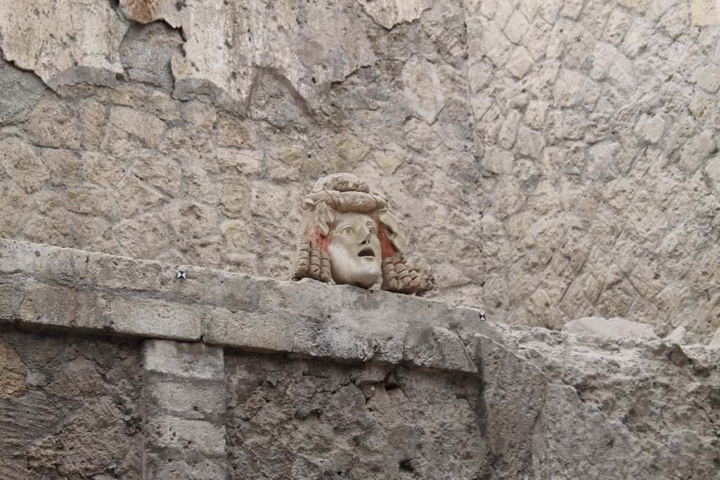 V.7 Herculaneum, March 2014. Mask on north wall.
Foto Annette Haug, ERC Grant 681269 DÉCOR.
