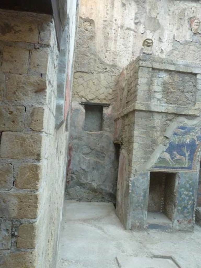 Ins. V 7, Herculaneum, September 2015. Looking towards west side of north wall.