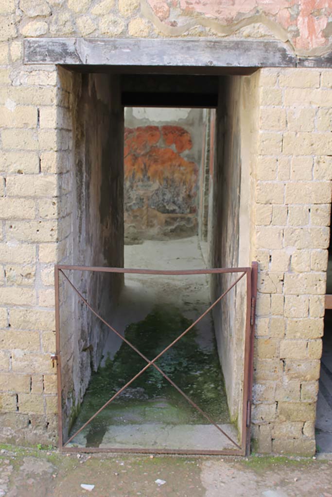 V.7 Herculaneum, March 2014. 
Doorway leading to internal courtyard, with doorway to triclinium, on right.
Foto Annette Haug, ERC Grant 681269 DÉCOR.
