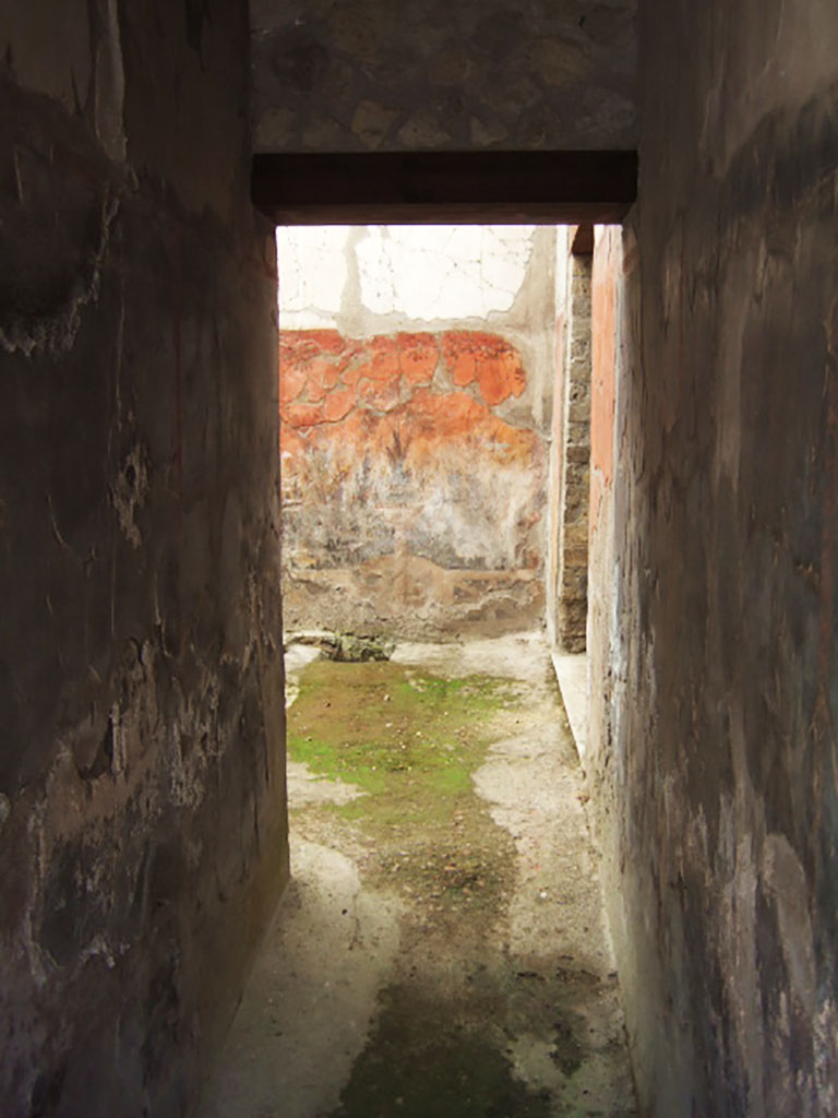 V.7 Herculaneum. May 2006. Corridor leading to the south-east corner of the internal courtyard.