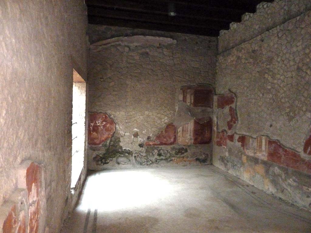 V.7 Herculaneum, September 2015. Looking east across triclinium.