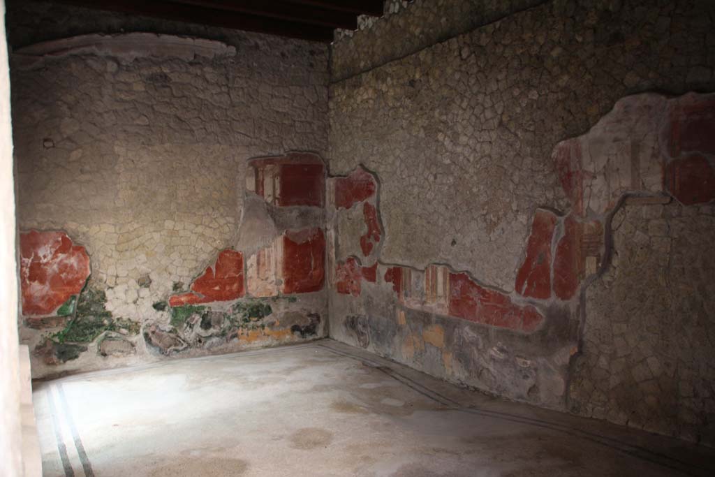 V.7 Herculaneum, April 2014. Looking towards the south-east corner of the triclinium, Photo courtesy of Klaus Heese. 