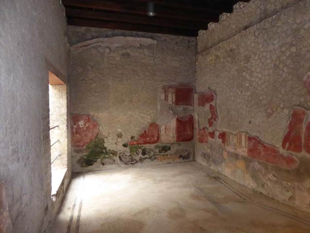 V 7, Herculaneum, October 2014. Looking east across triclinium. Photo courtesy of Michael Binns.