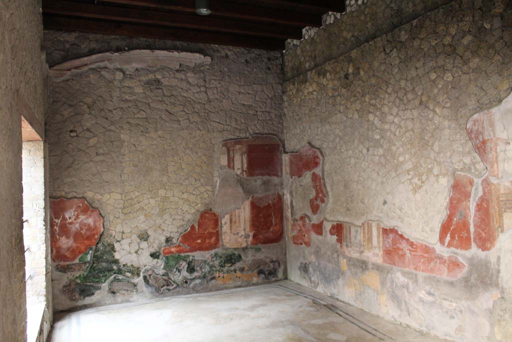 V.7 Herculaneum, March 2014. Looking towards east wall of triclinium.
Foto Annette Haug, ERC Grant 681269 DÉCOR.
