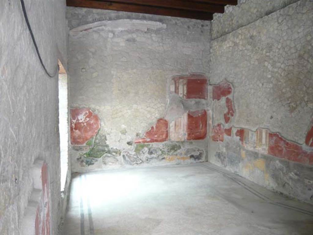 V.7, Herculaneum. August 2013. Looking towards east wall of triclinium. Photo courtesy of Buzz Ferebee.
