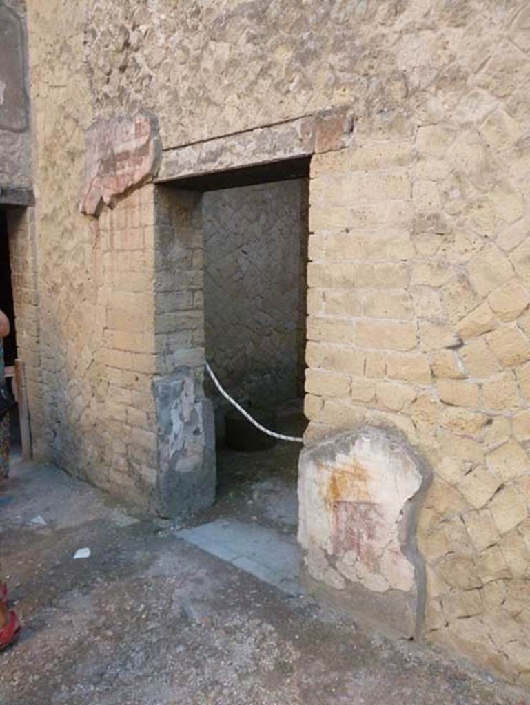 Ins. V 7, Herculaneum, September 2015. Doorway to cubiculum in south-east corner of atrium.