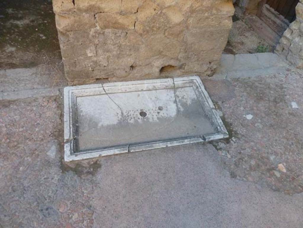 V.7 Herculaneum, September 2015. Marble base of fountain in atrium near south wall.