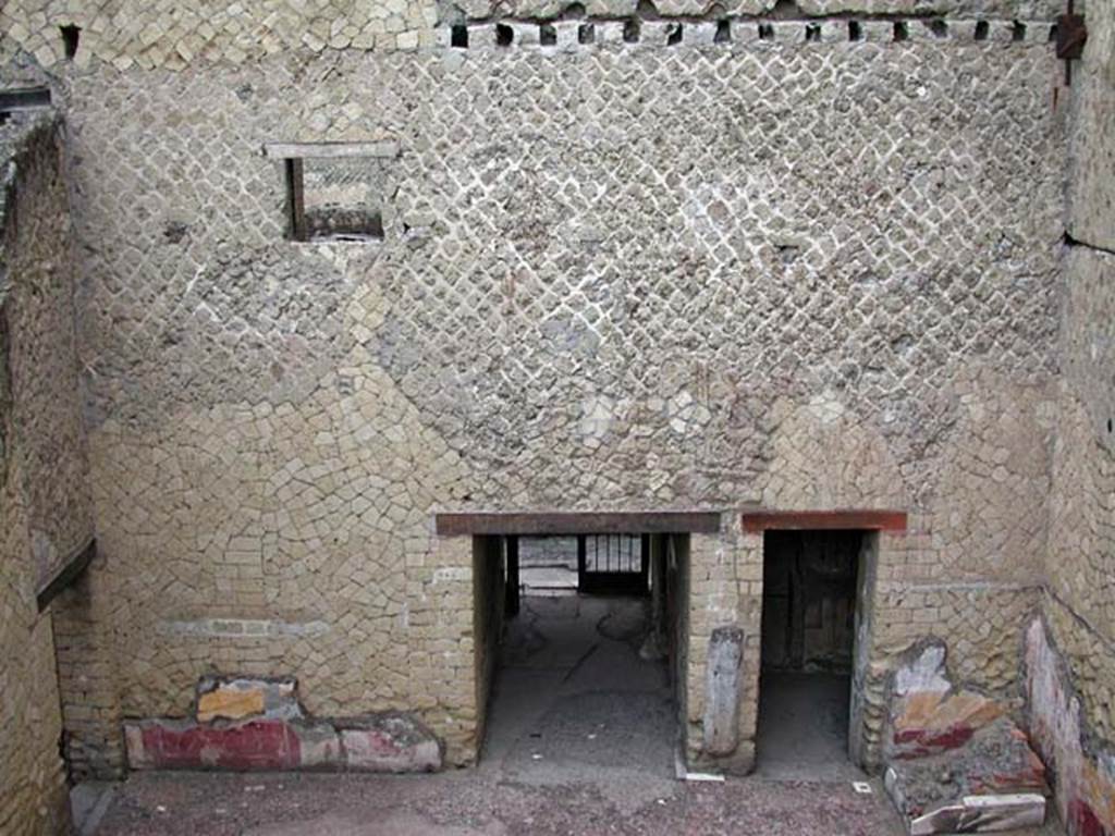 V.7, Herculaneum. September 2003. Atrium, looking towards west wall and entrance doorway.  
Photo courtesy of Nicolas Monteix.
