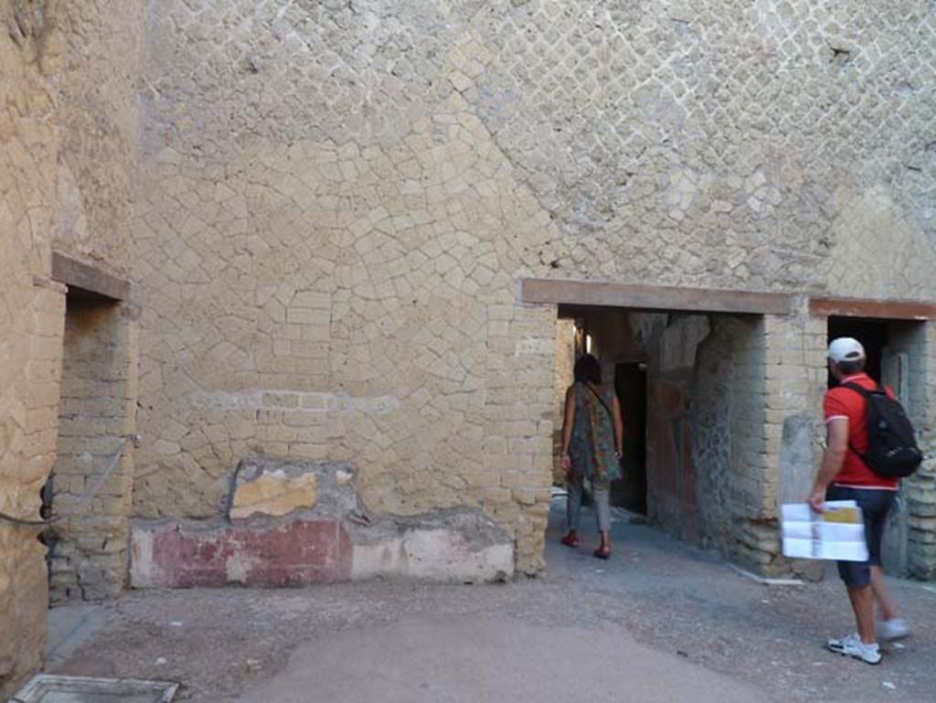 Ins. V 7, Herculaneum, September 2015. West wall of atrium, in south-west corner.