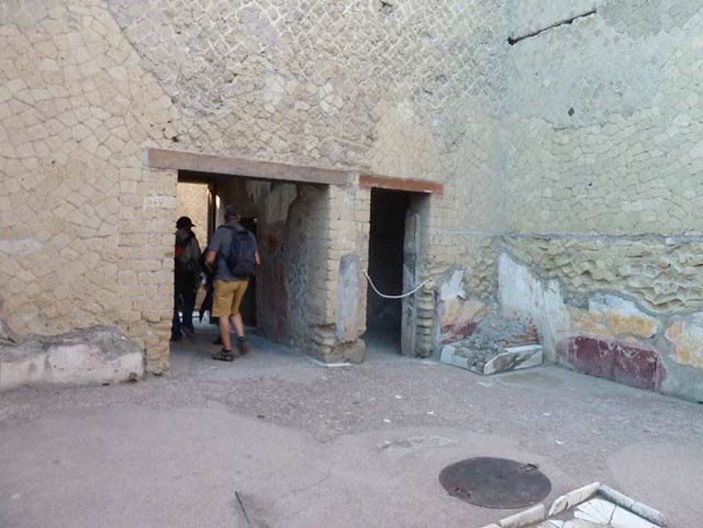 Ins. V 7, Herculaneum, September 2015. Looking north-west across atrium towards entrance doorway, on left.

 
