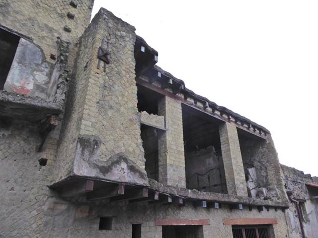 V 7, Herculaneum, October 2015. Looking towards rooms on upper floor, on east side of Cardo Iv Superiore.  Photo courtesy of Michael Binns.
