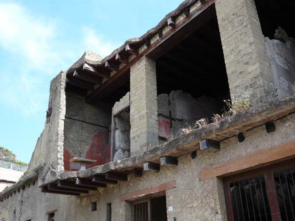 V.7 Herculaneum. May 2009. Upper floor of House of Neptune and Amphitrite, looking north-east from Cardo IV Superiore. Photo courtesy of Buzz Ferebee.
