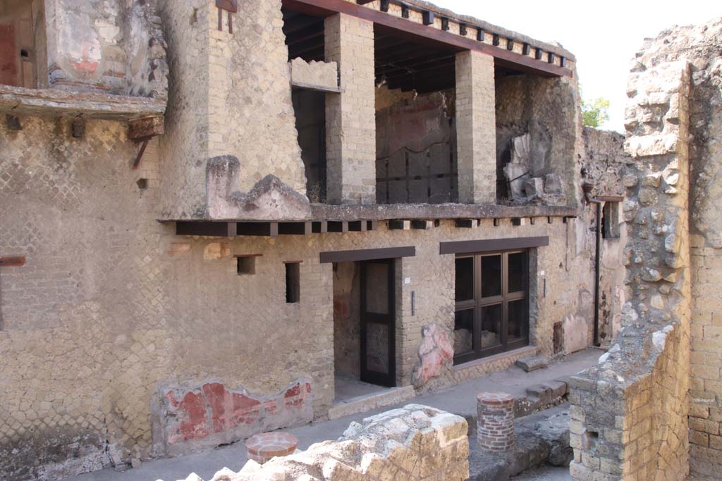 V.7 Herculaneum. September 2021. 
Looking south-east towards entrance doorway on Cardo IV Superiore. Photo courtesy of Klaus Heese.
